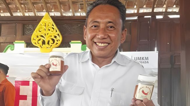 The Head of the Sleman UKM Dinkop, Haris Martapa also exhibited the QueenLav by Susan Kitchen (Ist) chili sauce