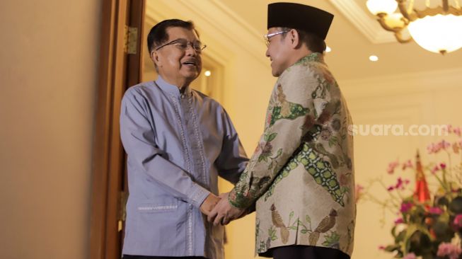 Wakil Presiden Indonesia ke-10 dan ke-12 Jusuf Kalla (kiri) bersama dengan Ketua Umum PKB Muhaimin Iskandar (kanan) saat menggelar pertemuan di Jalan Brawijaya, Jakarta Selatan, Sabtu (6/5/2023). [Suara.com/Alfian Winanto]