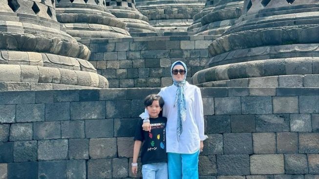 Potret Liburan Keluarga Mulan Jameela dan Ahmad Dhani (Instagram/@mulanjameela1)