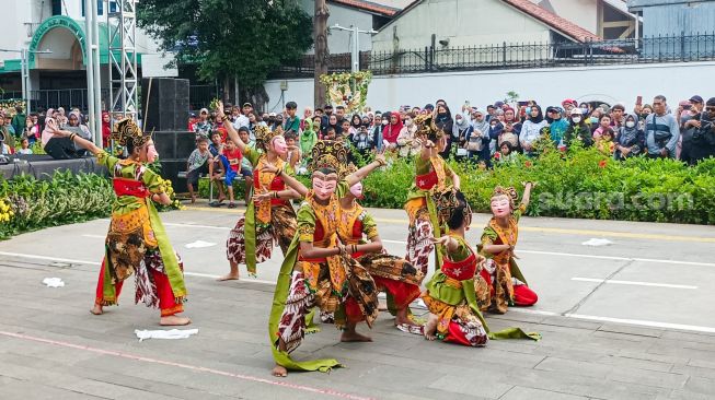 Penari menampilkan tarian Kedok Ireng saat pagelaran Hari Tari Sedunia di kawasan Taman Fatahillah, Kota Tua, Jakarta Barat, Sabtu (6/5/2023).  [Suara.com/Alfian Winanto]