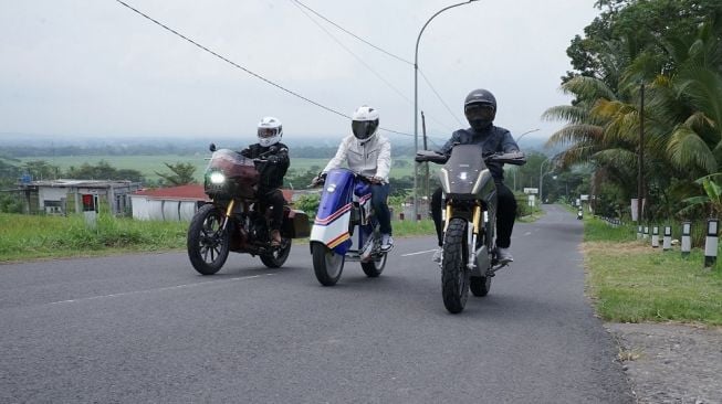 Rifai Nurhasan, Jonny Frassaner, dan Fikri Alhudari adalah para modifikator lulusan Honda Modif Contest (HMC) 2021 [PT AHM].