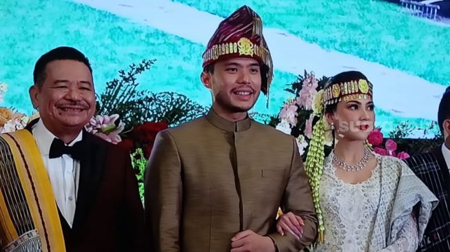 Jessica Mila dan Yakup Hasibuan saat resepsi pernikahan yang digelar di Balai Samudera, Kelapa Gading, Jakarta Utara, Sabtu (6/5/2023). [Rena Pangesti/Pahami.id]