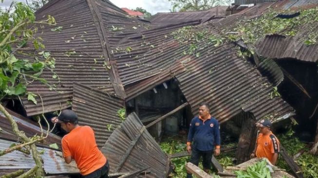 Satu Rumah di Agam di Agam Rusak Akibat Tertimpa Pohon Tumbang