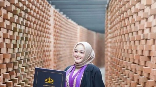 Potret Limbad Dampingi Anak Wisuda (Instagram/@limbadindonesia)