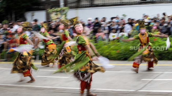 Penari menampilkan tarian Kedok Ireng saat pagelaran Hari Tari Sedunia di kawasan Taman Fatahillah, Kota Tua, Jakarta Barat, Sabtu (6/5/2023).  [Suara.com/Alfian Winanto]