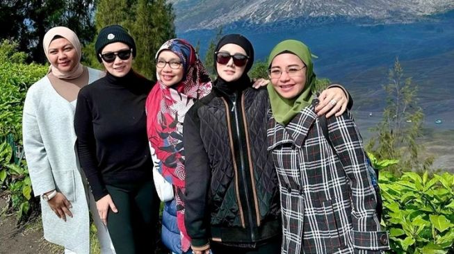 Potret Liburan Keluarga Mulan Jameela dan Ahmad Dhani (Instagram/@mulanjameela1)