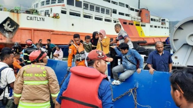 Evakuasi penumpang selamat dari insiden KMP Royce I terbakar di Pulau Tempurung Merak Banten, Sabtu (6/5/2023). (IST)