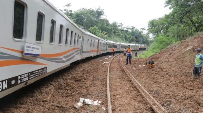 Argo Parahyangan Jadi KA Pertama yang Lintasi Jalur Rel Longsor di Purwakarta