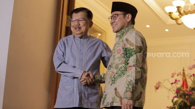 Wakil Presiden Indonesia ke-10 dan ke-12 Jusuf Kalla (kiri) bersalaman dengan Ketua Umum PKB Muhaimin Iskandar (kanan) saat menggelar pertemuan di Jalan Brawijaya, Jakarta Selatan, Sabtu (6/5/2023). [Suara.com/Alfian Winanto]