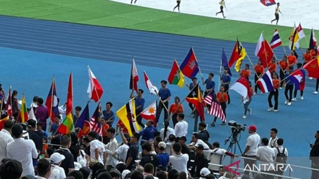 Para penari membawa bendera Indonesia dalam posisi terbalik dalam upacara pembukaan SEA Games 2023 Kamboja di Morodok Techo National Stadium, Phnom Penh, Jumat (5/5/2023). (ANTARA/Arnidhya Nur Zhafira)