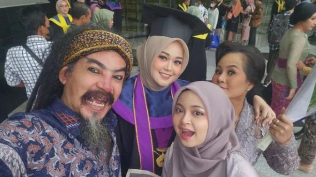 Potret Limbad Dampingi Anak Wisuda (Instagram/@limbadindonesia)