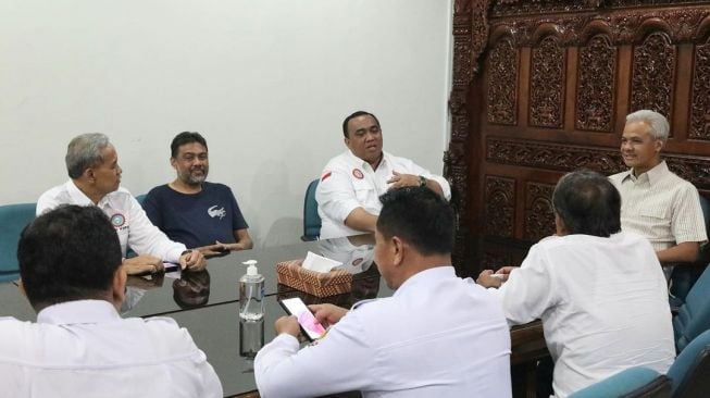 Pertemuan Gubernur Jawa Tengah Ganjar Pranowo dengan Ketua KSPSI Andi Gani Nena Wea dan Ketua Umum Partai Buruh Said Iqbal pada momen Hari Buruh Internasional. (IG @/ganjar_pranowo)