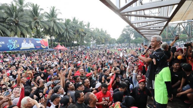 Bakal calon presiden dari PDI Perjuangan, Ganjar Pranowo dikerumuni warga saat olahraga pagi di Jember, Jawa Timur, Minggu (7/5/2023). [Dok. Tim Media Ganjar]