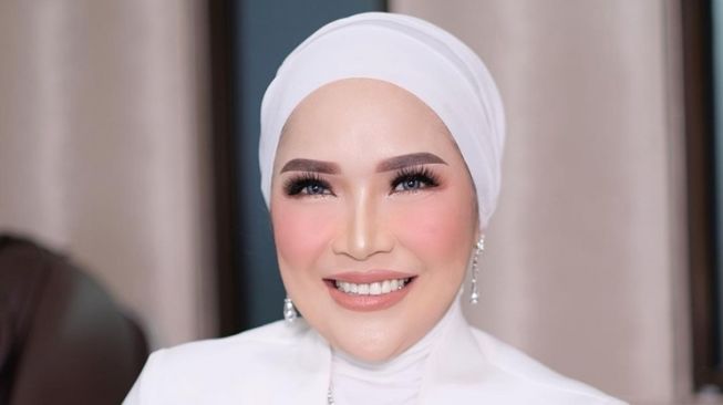 Profil dan Biodata Umi Kalsum Ibu Ayu Ting Ting, Perempuan Depok yang Dicap Toko Emas Berjalan