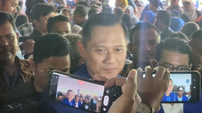 Ketua Umum Partai Demokrat, Agus Harimurti Yudhoyono (AHY) turut menghadiri acara deklarasi relawan Amanat Indonesia atau Anies di lapangan Tennis Indoor Senayan, Jakarta Selatan, Minggu (7/5/2023). [Suara.com/Fakhri]