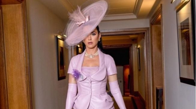 Momen Katy Perry Kebingungan Cari Kursi saat Penobatan Raja Charles III Viral