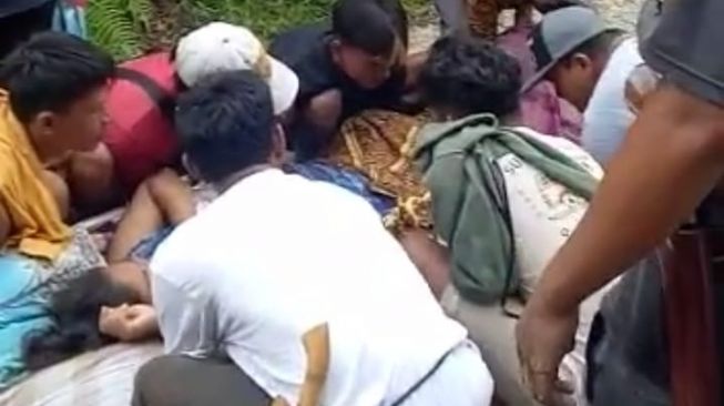 Akses Jalan Aia Luo Solok Tertutup Longsor, Warga Tandu Wanita Mau Melahirkan 11 Kilometer