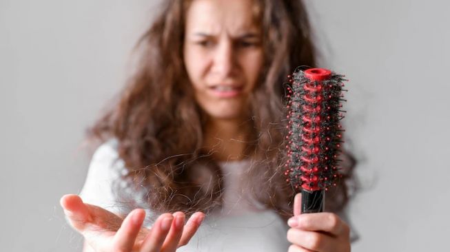 Waspada 6 Penyebab Rambut Rontok yang Jarang Disadari, Ladies Wajib Tahu!