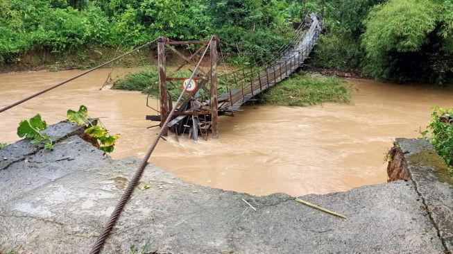 10 Kecamatan di Pesisir Selatan Diterjang Banjir, 1 Jembatan Ambruk dan Ratusan Warga Mengungsi