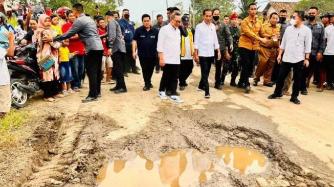 Ragam Reaksi Jokowi Usai Rasakan Jalanan Lampung: Sarkas Sindir Gubernur Lampung