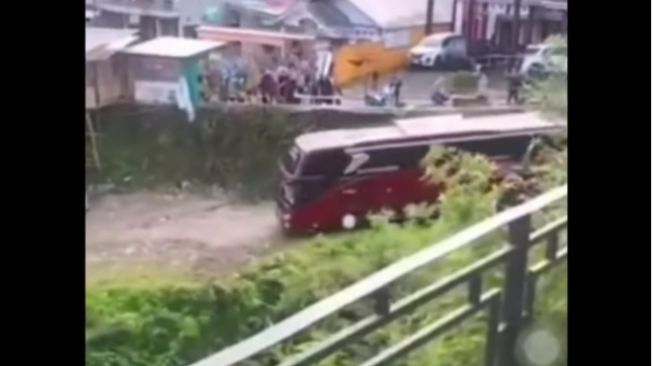 Bus Wisata Guci Meluncur dan Terbalik, Netizen Ramai Bicarakan Penyebabnya