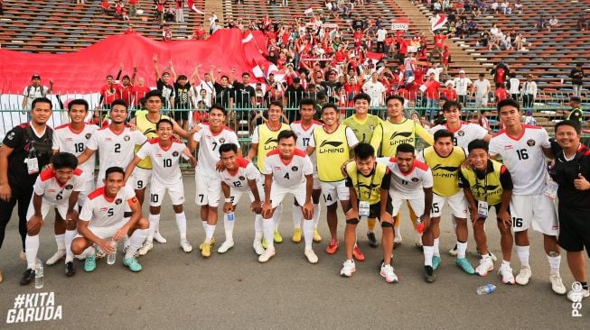 Para pemain Timnas Indonesia U-22 melakukan selebrasi kemenangan bersama penggemar selepas laga kontra Timor Leste dalam matchday ketiga Grup A SEA Games 2023 di Olympic Stadium, Phnom Penh, Kamboja, Minggu (7/5/2023) malam WIB. [PSSI]