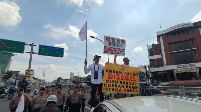 Utang Belum Lunas Dibayar, Puluhan Korban Istaka Karya Gelar Aksi di Underpass Kentungan