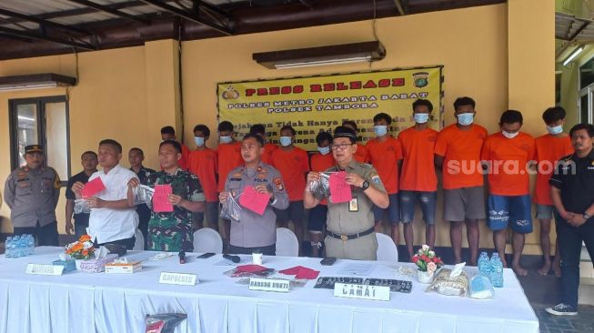 Polsek Tambora merilis kasus sindikat pencurian sepeda motor jaringan Jakarta - Lampung. (Suara.com/Faqih)