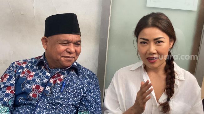Inge Anugrah dan kuasa hukumnya, Petrus Bala Pattyona di Pengadilan Negeri Jakarta Selatan, Senin (8/5/2023). [Suara.com/Adiyoga Priyambodo]