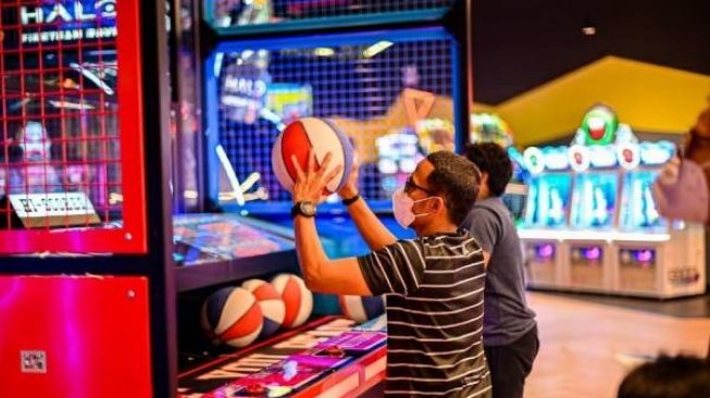 Bermain basket di arena permainan keluarga juga menjadi alternatif olahraga untuk membakar lemak lebaran. (Foto: Dok. Timezone)