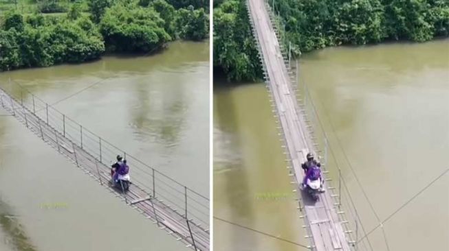 Bikin Deg-degan, Momen Pemotor Lewati Jembatan Gantung di Sungai Kampar