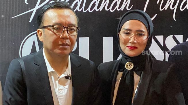 Ari Lasso dan Mulan Jameela  dalam jumper pers konser Ari Lasso di kawasan SCBD, Jakarta Selatan, Senin (8/5/2023). [Tiara Rosana/Suara.com]