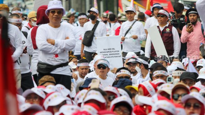 Pengunjuk rasa mengikuti aksi penolakan Rancangan Undang-Undang (RUU) Omnibus Law Kesehatan di kawasan Patung Kuda Arjuna Wiwaha, Jakarta, Senin (8/5/2023). [Suara.com/Alfian Winanto]