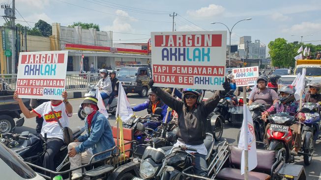 Aksi demonstrasi massa gabungan dari Persatuan Korban Istaka Karya (Perkobik) di Underpass Kentungan, Sleman, Yogyakarta, Senin (8/5/2023) siang. [Suarajogja.id/Hiskia Andika Weadcaksana]