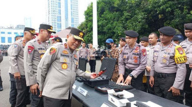 Cek Peralatan Pengamanan Pemilu 2024, Kapolda Metro Prihatin: Lebih Baik Tahu Sekarang daripada Dipakai Rusak