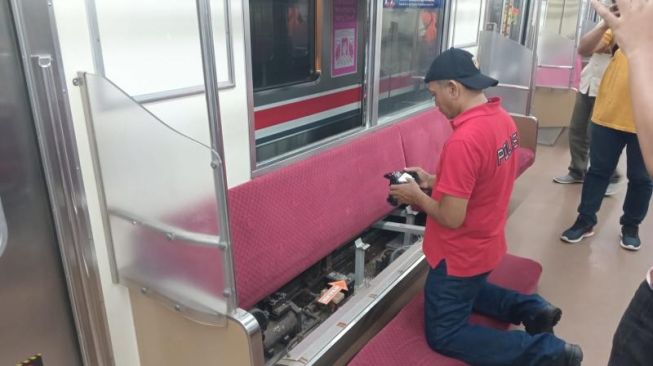 Polisi Selidiki Aksi Pelemparan Batu ke Kaca KRL di Stasiun Tanjung Barat