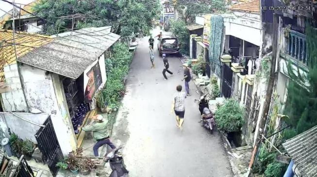 Gerebek Sarang Narkoba di Kampung Bahari, Polisi Diserang Warga dengan Batu dan Kayu