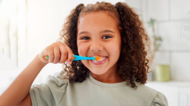 Orang Tua Wajib Tahu! 4 Tips Mengajarkan Kebiasaan Sikat Gigi pada Si Kecil