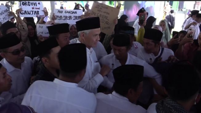 Ganjar Silaturahmi ke Ponpes Al Badri Jember, Ulama hingga Santri Berteriak: Ganjar Presiden 2024!