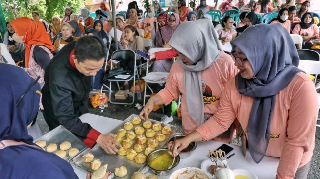 Tingkatkan Ekonomi Keluarga Lewat Pelatihan Pembuatan Roti Boy