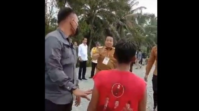 Viral Warga Lampung Ungkap Kondisi Jalan Rusak di Wilayahnya Pada Gubernur dan Jokowi