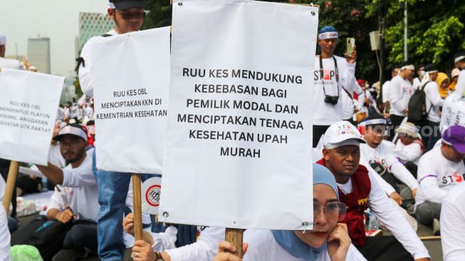 Pengunjuk rasa mengikuti aksi penolakan Rancangan Undang-Undang (RUU) Omnibus Law Kesehatan di kawasan Patung Kuda Arjuna Wiwaha, Jakarta, Senin (8/5/2023). [Suara.com/Alfian Winanto]