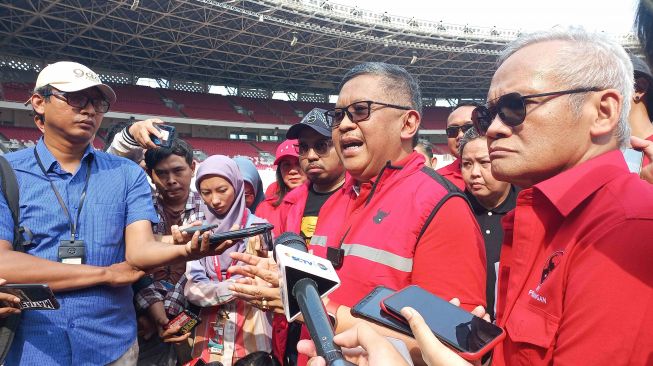 Sekjen PDIP Hasto Krsitiyanto saat meninjau Stadion GBK yang akan dijadikan venue Perayaan Bulan Bung Karno pada Juni mendatang. [Suara.com/Bagaskara]