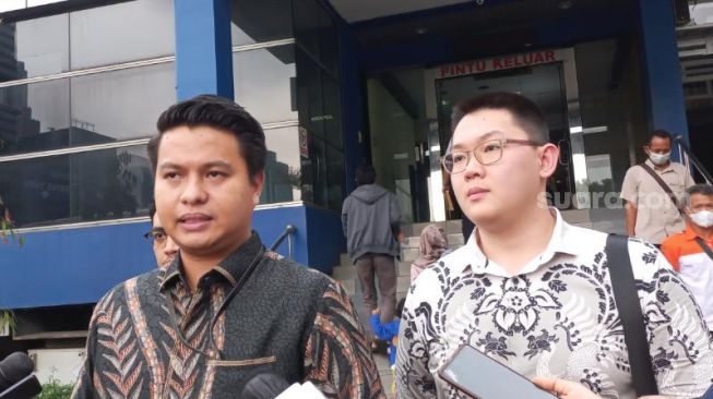 Pengacara AG, Mangatta Toding Alo saat melaporkan Mario Dandy kasus pencabulan ke Polda Metro Jaya. (Suara.com/M Yasir)