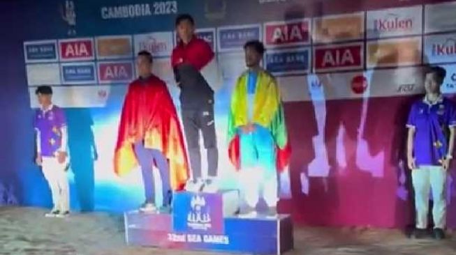 Viral! Podium SEA Games 2023 Kamboja Gelap, Cuma Diterangi Lampu Mobil