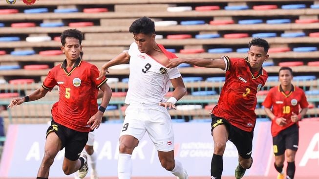 Striker Timnas Indonesia U-22, Ramadhan Sananta (ketigadari kanan) coba melewati pemain Timor Leste dalam matchday ketiga Grup A SEA Games 2023 di Olympic Stadium, Phnom Penh, Kamboja, Minggu (7/5/2023) malam WIB. [PSSI]