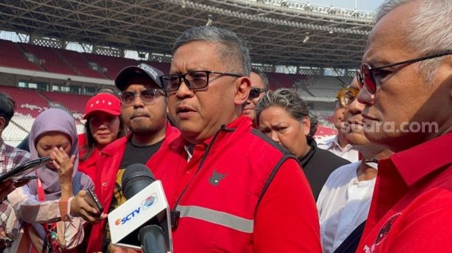 Sekretaris Jenderal DPP PDI Perjuangan (PDIP), Hasto Kristiyanto ditemui di Stadion Gelora Bung Karno (GBK), Jakarta, Senin (8/5/2023). (Suara.com/Bagaskara)