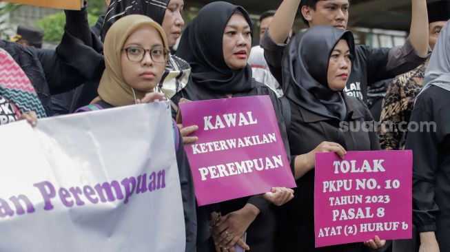 Sejumlah massa menggelar aksi unjuk rasa di Gedung Bawaslu, Jakarta Pusat, Senin (8/5/2023). [Suara.com/Alfian Winanto]