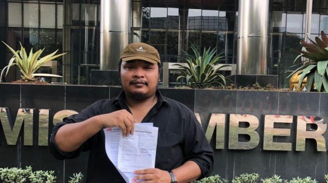 Koordinator Komrad Pancasila, Antony Yudha usai melaporkan putra Menkumham Yasonna Laoly ke KPK. (Dok Komrad Pancasila)