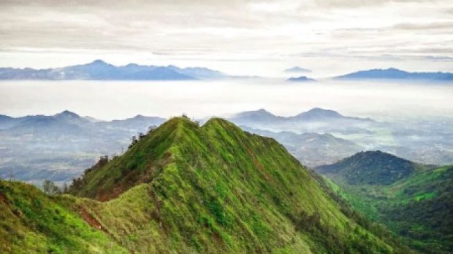 Nikmati Keindahan Alam Bandung dari Atas Puncak Mega Gunung Puntang